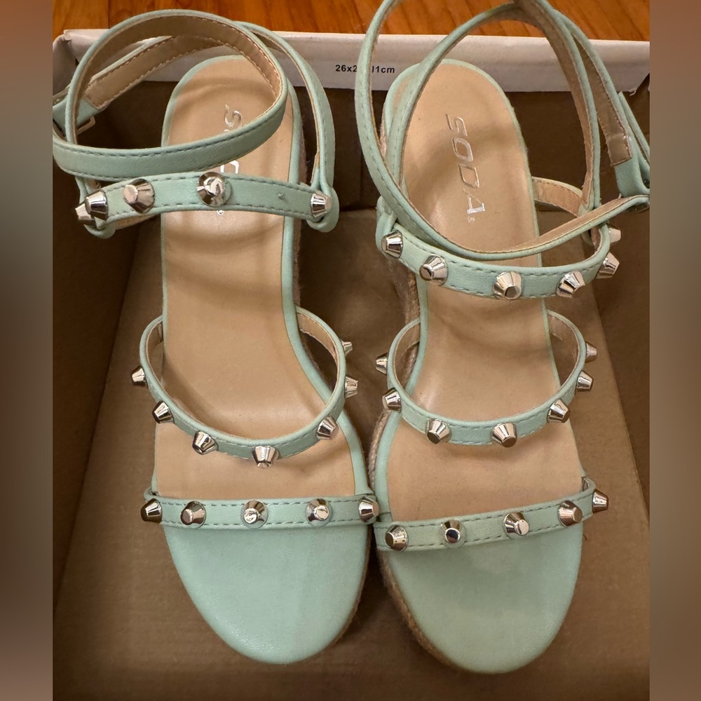 Soda light blue wedges
